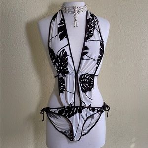Monokini. One-Piece Bikini W/Tropical Leaf Print